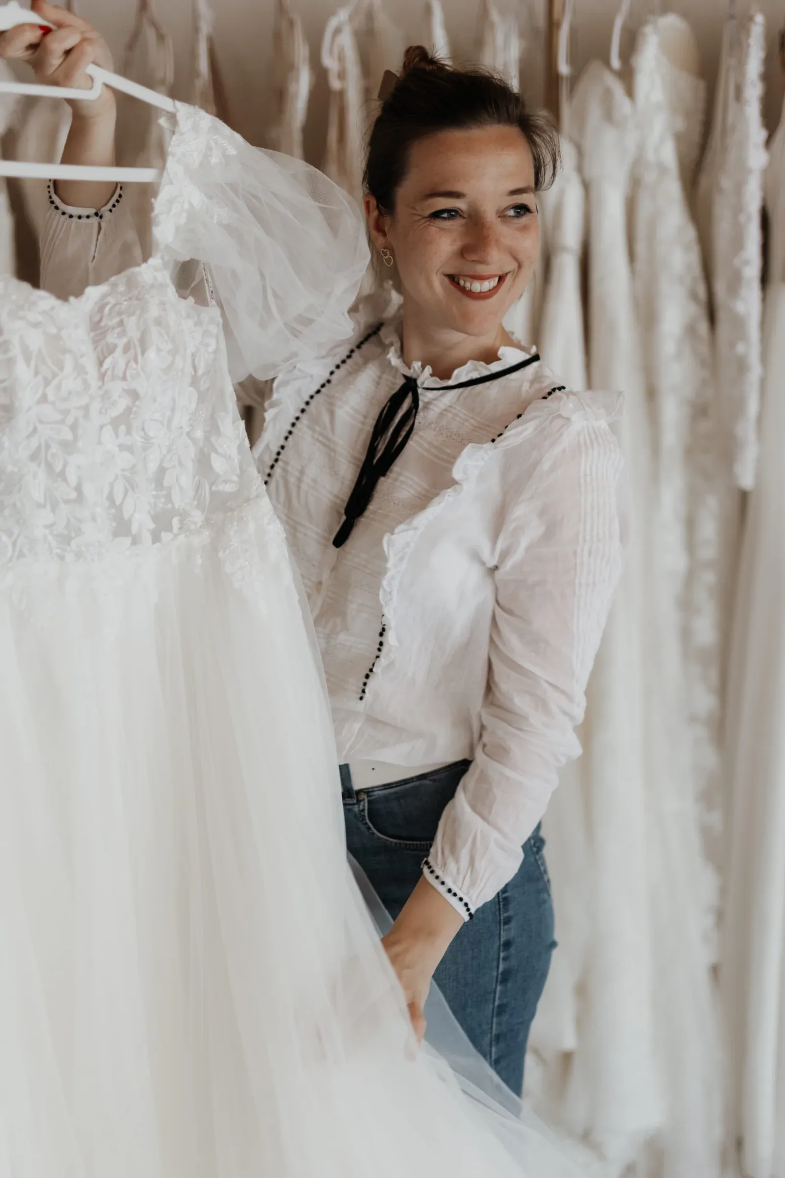 Anne von Wertvoll präsentiert ein Brautkleid im Atelier.