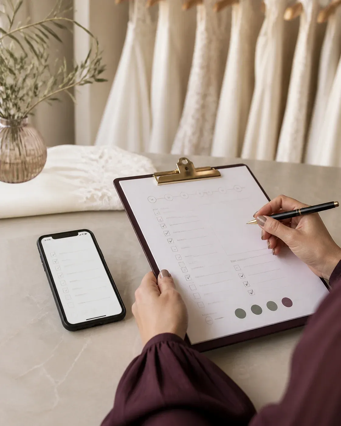 Vorbereitung auf den Personality Code mit Klemmbrett und Smartphone.